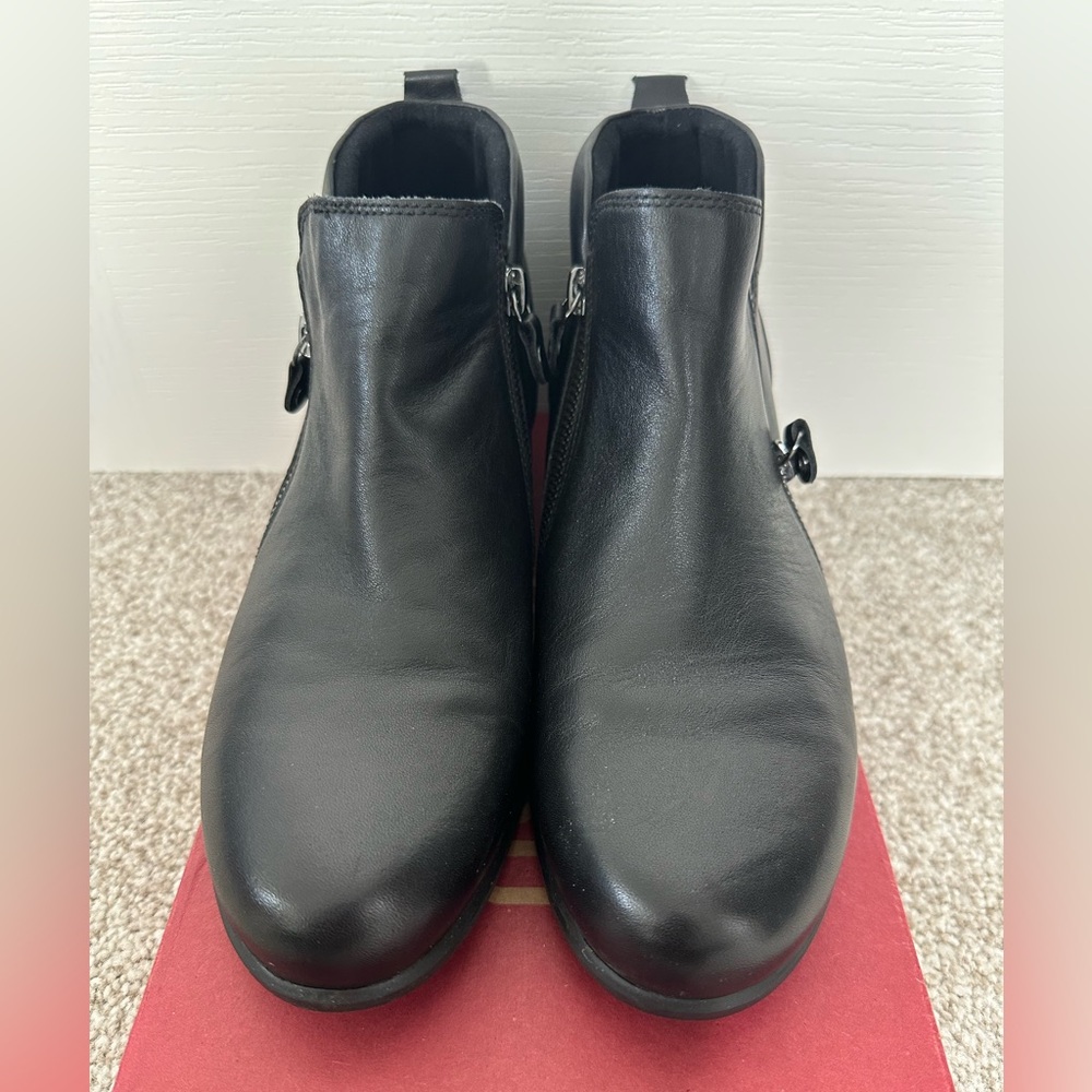 Munro Black Leather Ladies Booties, size 9